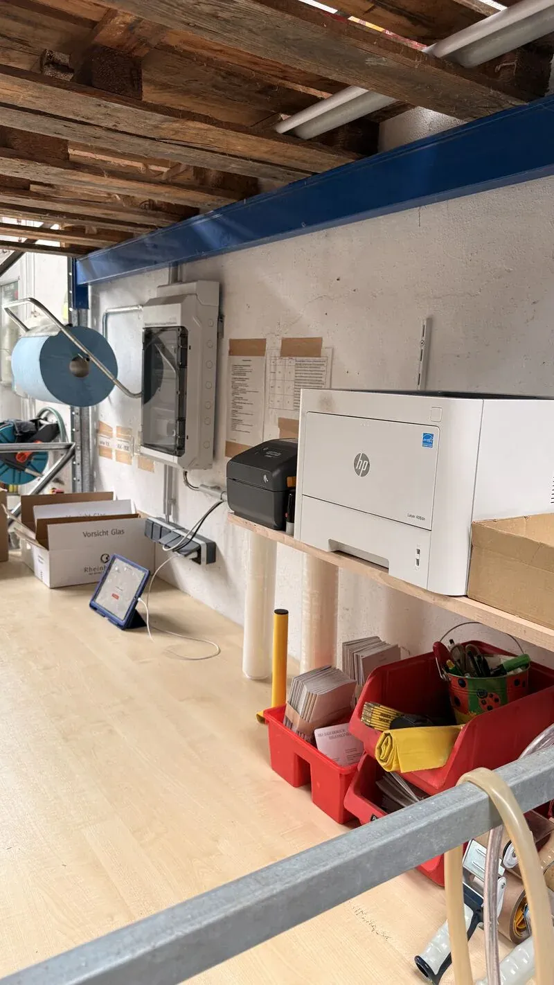 Packtisch mit iPad, Etikettendrucker und Dokumentendrucker