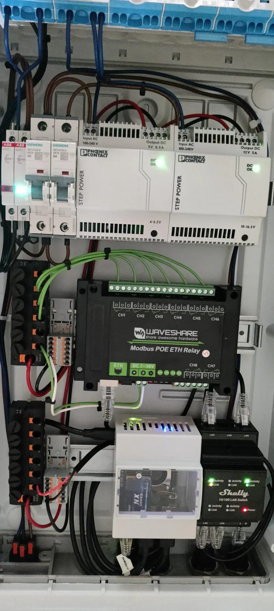 Geöffnete Versandsteuerung mit Sicherungstechnik, Relais, Netzwerkkomponenten und Raspberry Pi