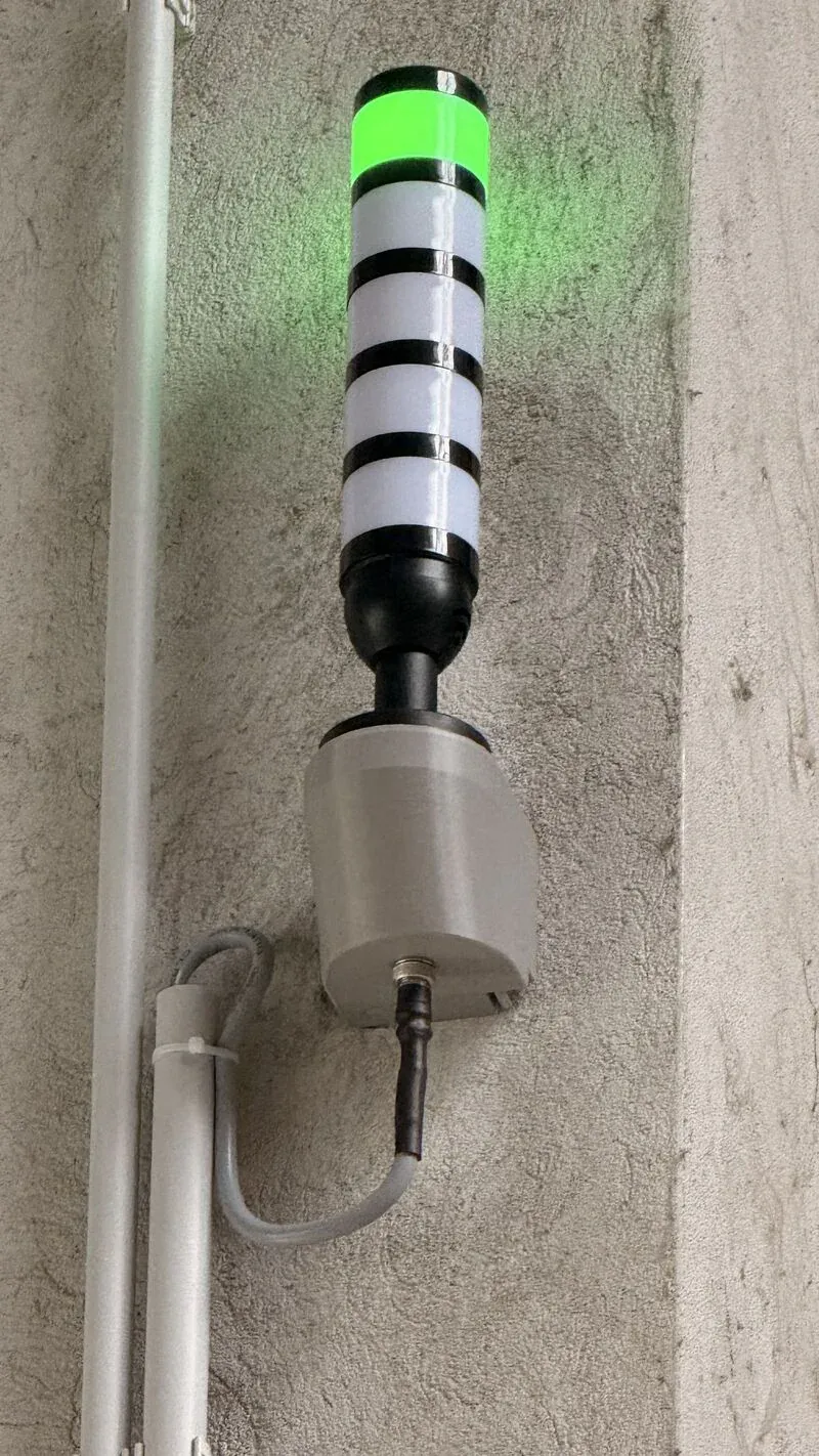 Signalanlage der Versandautomatisierung mit grünem Statuslicht